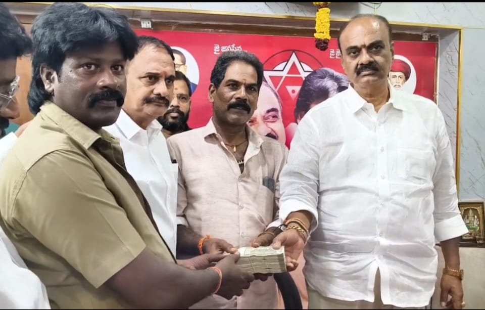 The Desk…Tadepalligudem : ఆటో డ్రైవర్ల సంక్షేమం కోసం 2,00,000/- లక్షలు సొంత నగదును అందజేసిన బొలిశెట్టి శ్రీనివాస్