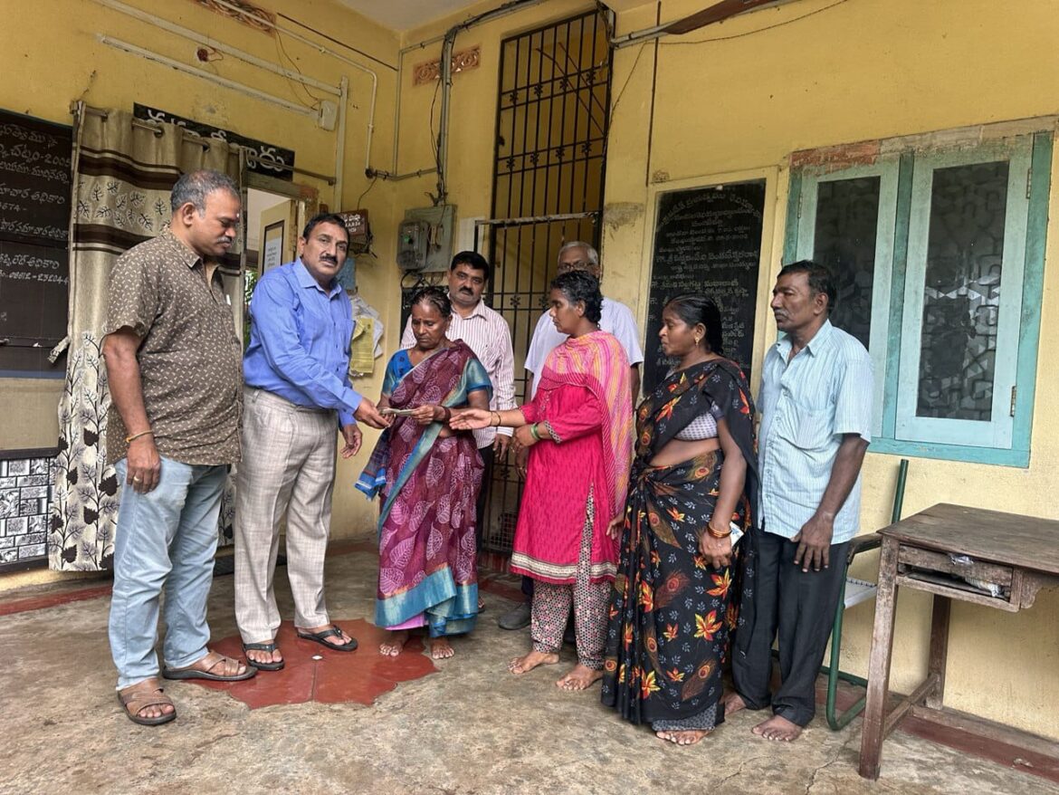 The Desk…Mudinepalli : అగ్ని ప్రమాద బాధిత కుటుంబానికి అంబుల వైష్ణవి ఆర్థిక సాయం