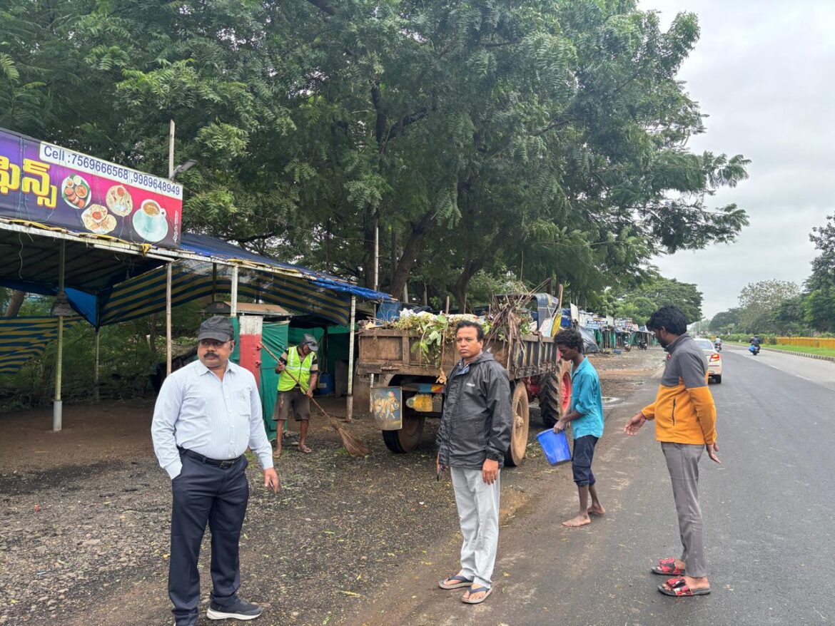 The Desk…Unguturu : మొంథా తుఫాన్ ప్రభావిత గ్రామాల్లో పర్యటించిన ఉంగుటూరు ఎంపీడీఓ, తహసిల్దార్.