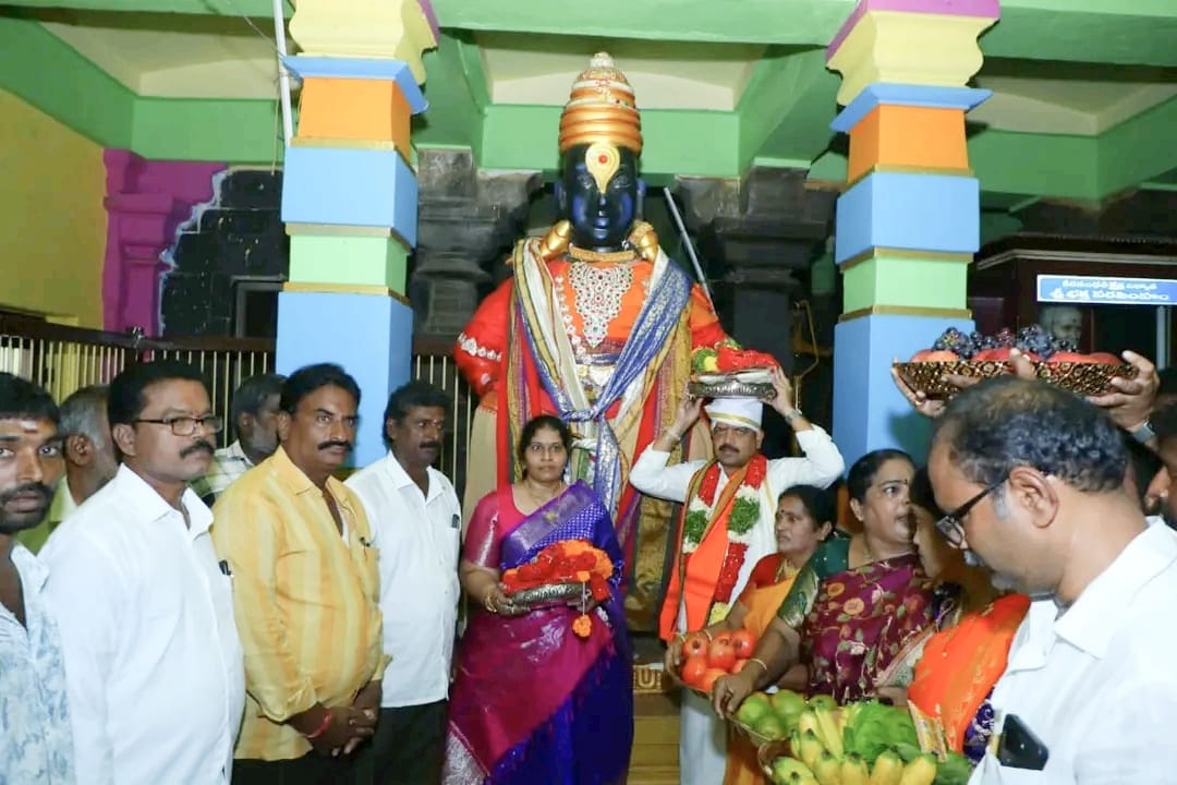 The Desk…Machilipatnam : బందరు శ్రీ పాండురంగ స్వామి వారికి పట్టు వస్త్రాలను సమర్పించిన మంత్రి కొల్లు