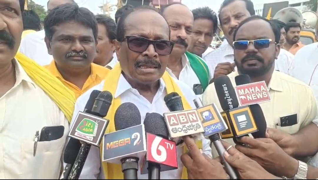 The Desk…Machilipatnam : రాష్ట్రంలో వైకాపా అలజడలు సృష్టించాలని ప్రయత్నిస్తోంది : ఏపీఎస్ఆర్టీసీ చైర్మన్ కొనకళ్ళ