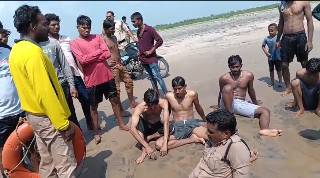 The Desk…Machilipatnam : సముద్రంలో స్నానానికి వెళ్లి మునిగిపోతున్న యువకులను రక్షించిన మెరైన్ పోలీసులు