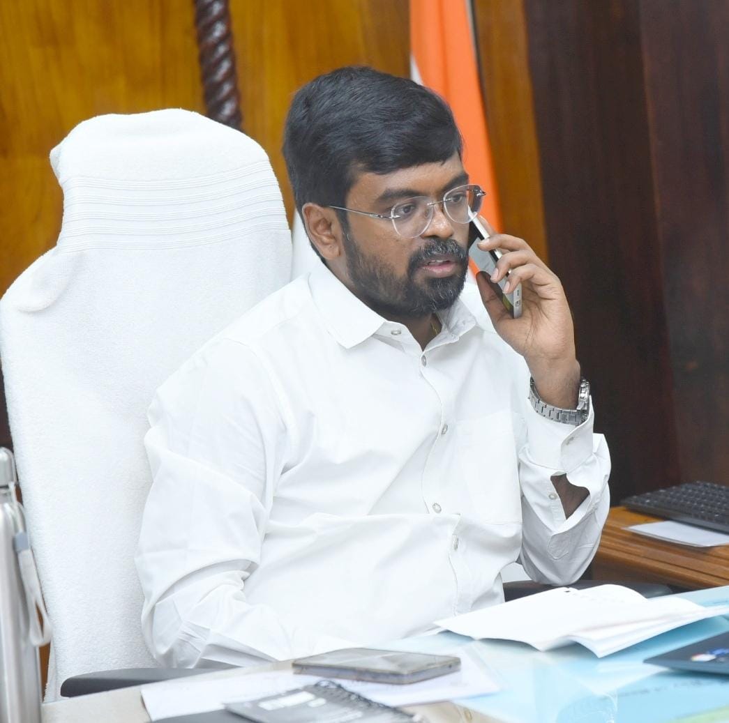 The Desk…Machilipatnam : పంట పొలాల్లోని నీరు దిగువకు పోయేందుకు తక్షణ చర్యలు చేపట్టండి… అధికారులకు జిల్లా కలెక్టర్ డీకే బాలాజీ ఆదేశం
