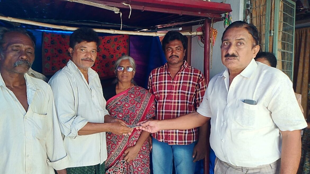 The Desk…Mudinepalli : పేద వడ్రంగికి రూ.5000/- ఆర్థిక సాయం