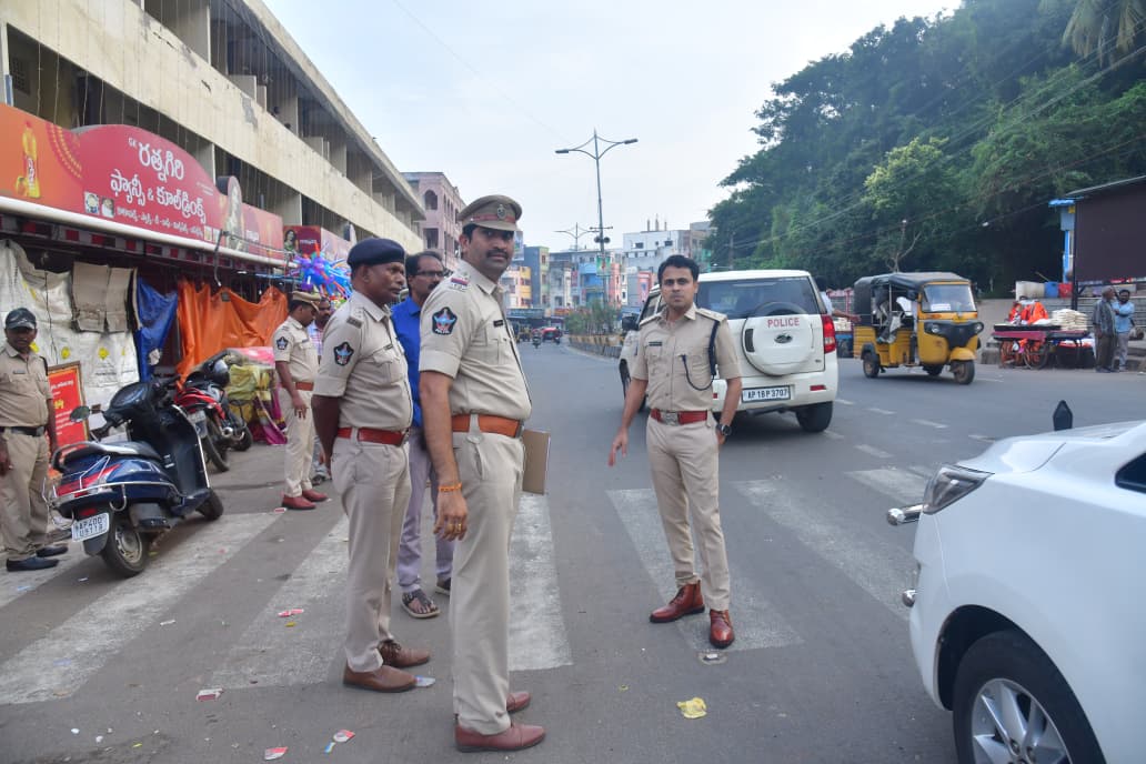 The Desk…Annavaram : గిరి ప్రదక్షిణ బందోబస్తు ఏర్పాట్లను స్వయంగా పరిశీలించిన జిల్లా ఎస్పీ బిందు మాధవ్