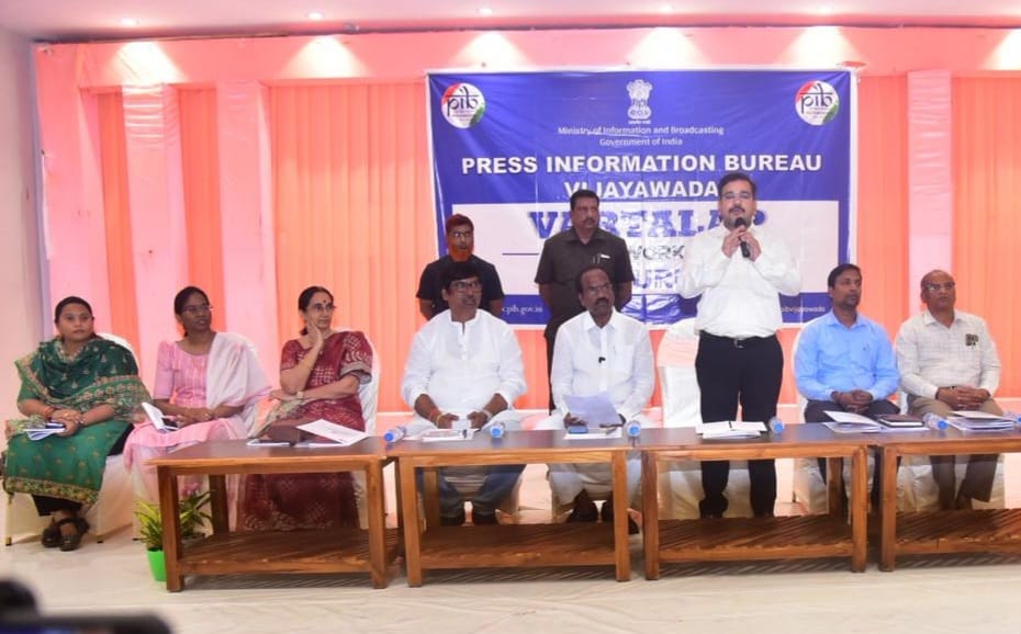 The Desk…Eluru : ప్రభుత్వ సంక్షేమ పథకాలను ప్రజల్లో విస్తృతంగా తీసుకెళ్లాలని పాత్రికేయులకు పిలుపునిచ్చిన ఏలూరు MLA చంటి