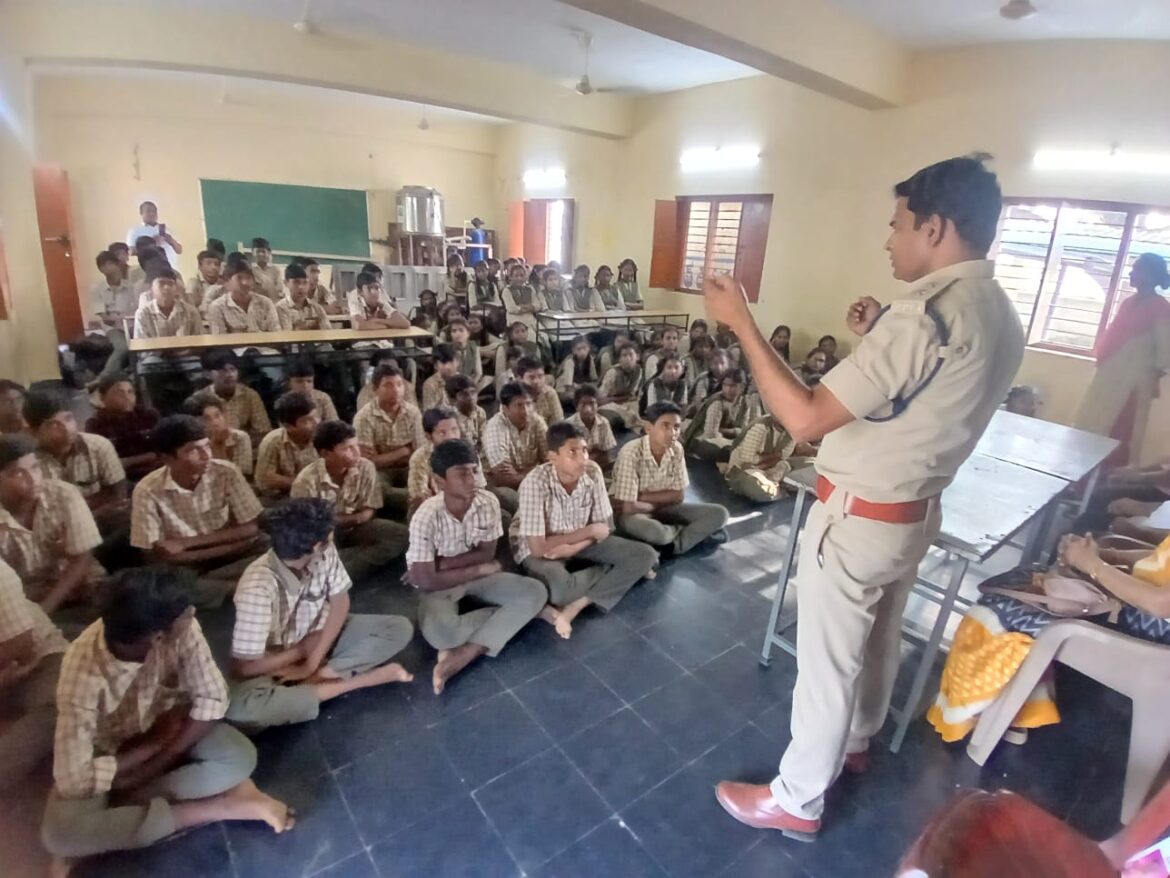The Desk…Eluru : రహదారి భద్రతా నియమాలపై విద్యార్థులకు అవగాహన