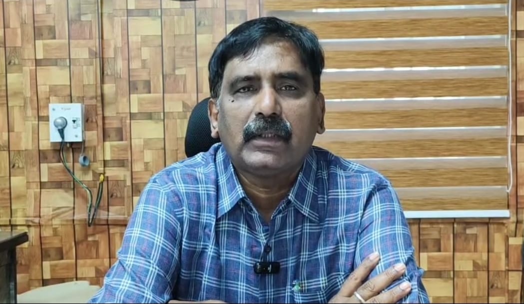 The Desk…Eluru : విద్యాసంస్థల బస్సుల్లోని భద్రతా లోపాలను తక్షణం సవవరించాలి : DTC కరీమ్