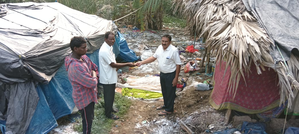 The Desk…Mudinepalli : యాచకురాలు దహన సంస్కారాలకు రూ. 5000/- నగదు అందించిన డాక్టర్ మనోజ్