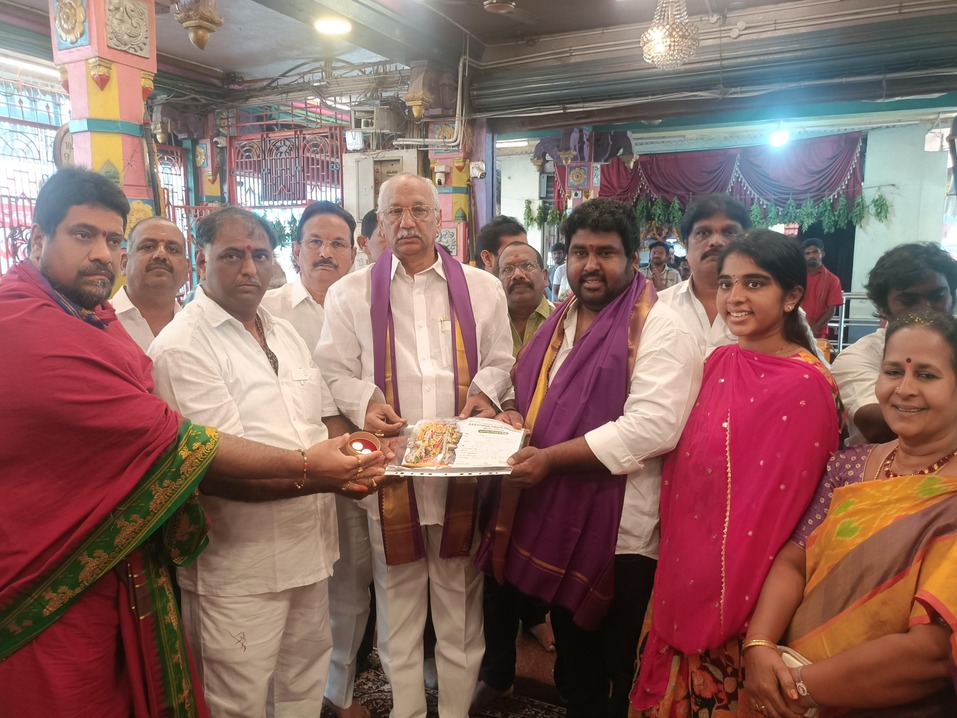 The Desk…Bhimavaram : శ్రీ మావుళ్ళమ్మ కు రూ.2 లక్షల 30 వేలు విలువచేసే 20 గ్రాముల బంగారం బహుకరించిన దాతలు