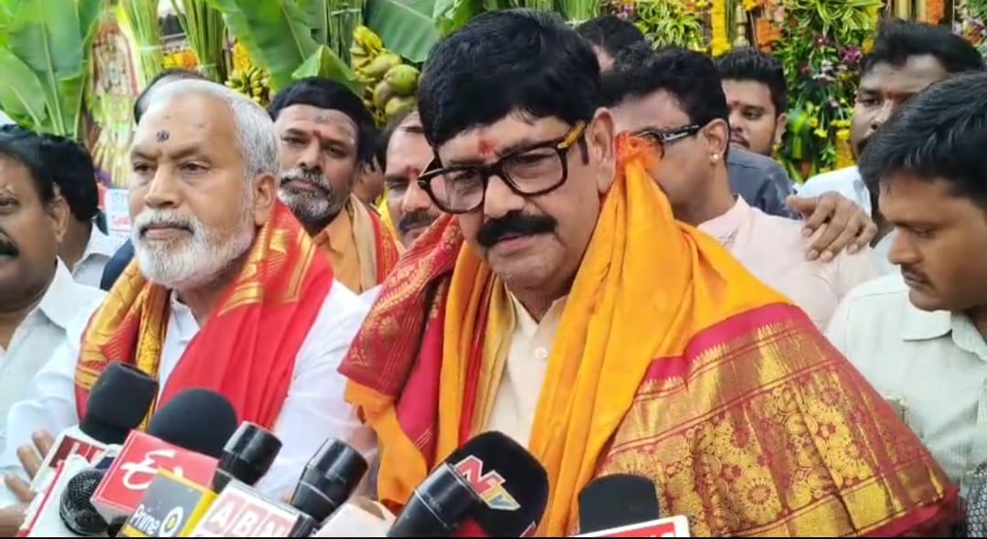 The Desk…Thiruchanuru : అమ్మవారికి పట్టు వస్త్రాలు సమర్పించిన మంత్రి ఆనం