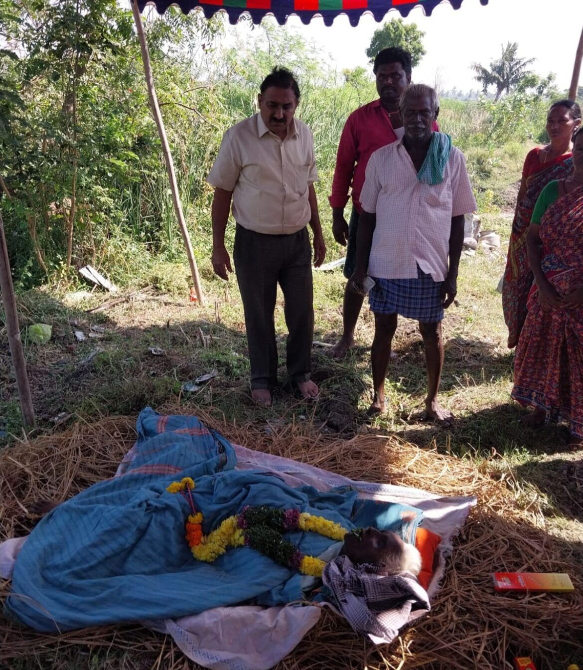 The Desk…Mudinepalli : పేద వృద్ధురాలు అంత్యక్రియల నిమిత్తం రూ. 5000/-సాయం అందించిన డాక్టర్ మనోజ్