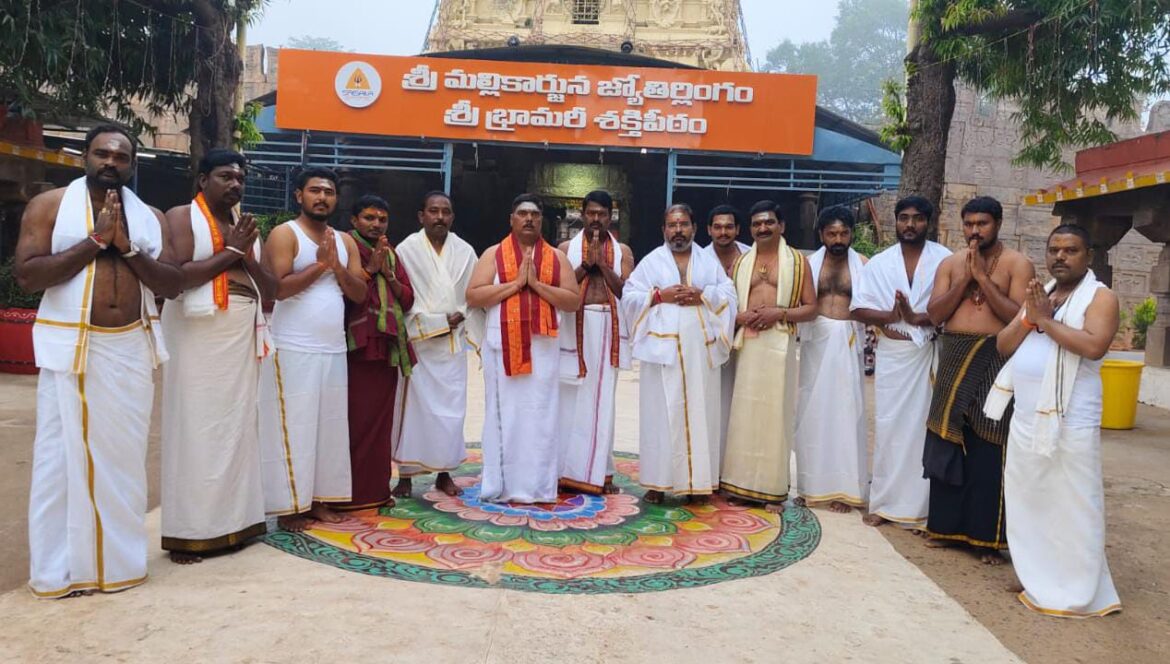 The Desk…Srisailam : శ్రీశైలం మల్లన్న సేవలో ఎమ్మెల్సీ జయమంగళ వెంకటరమణ