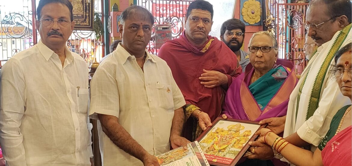 The Desk…Bhimavaram : శ్రీ మావుళ్ళమ్మ అమ్మవారికి రూ.1,25,000/- విలువచేసే10 గ్రాముల బంగారం బహుకరించిన దాతలు