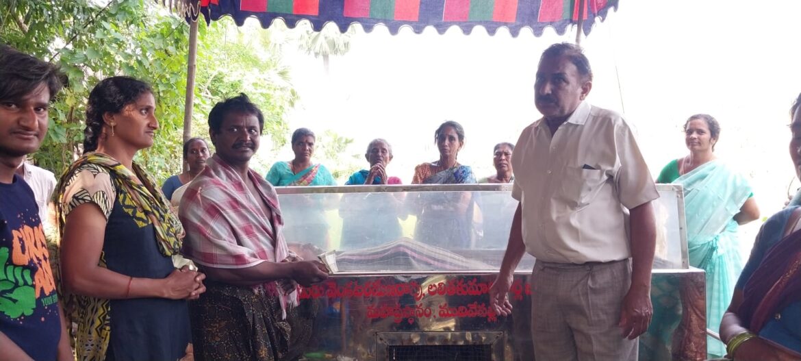 The Desk…Mudinepalli : కిడ్నీ సమస్యతో మరణించిన పేద మహిళ కుటుంబీకులకు రూ.5000/- లు ఆర్థిక సాయం అందించిన వైష్ణవి డాక్టర్ మనోజ్