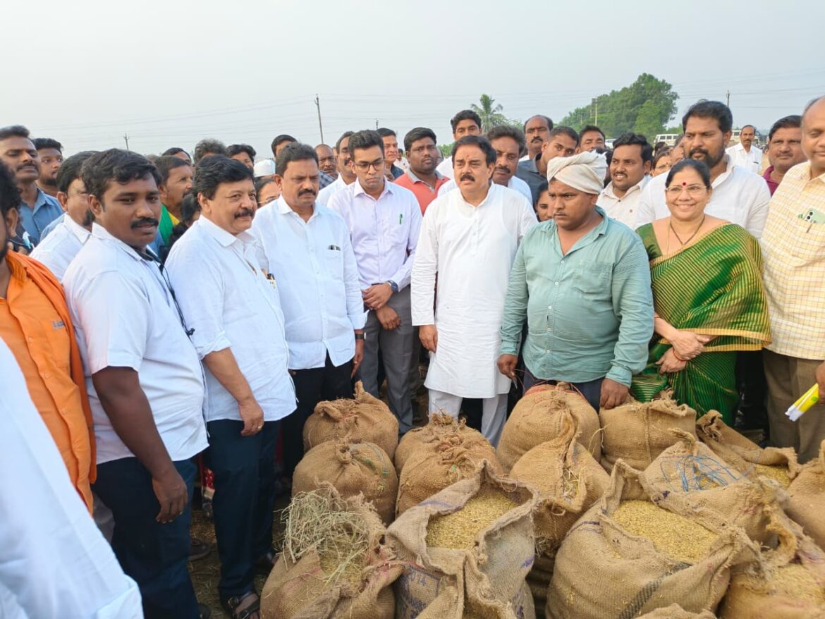 The Desk…Kovvuru : పండుగ వాతావరణంలో ధాన్యం కొనుగోలు ప్రక్రియ : మంత్రులు నాదెండ్ల మనోహర్, కందుల దుర్గేష్