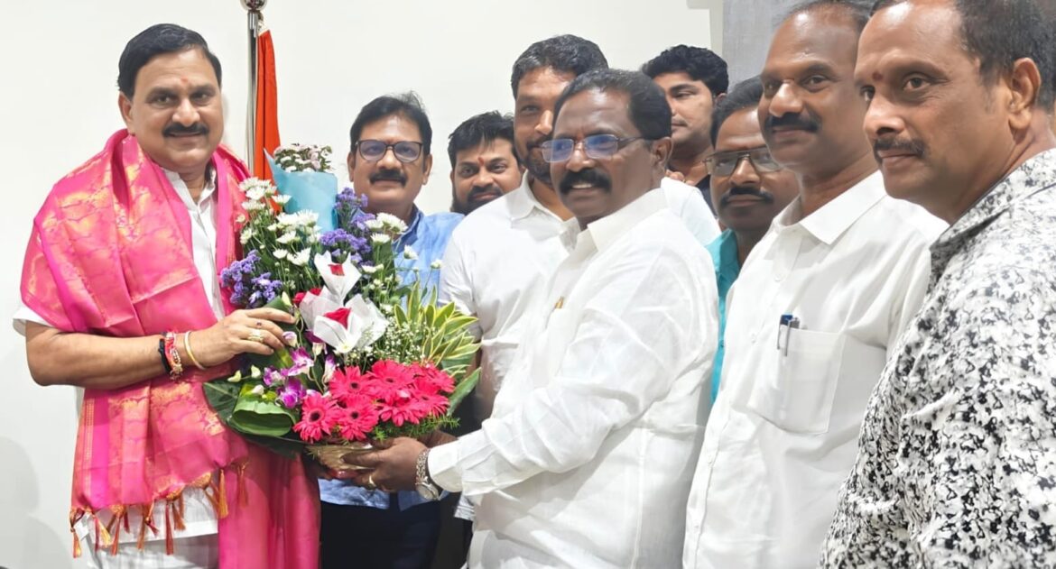 The Desk…Bhimavaram : కేంద్ర మంత్రిని కలిసిన ఏపీ ఎన్జీవోస్ అధ్యక్షులు మరియు యూనిట్ సభ్యులు