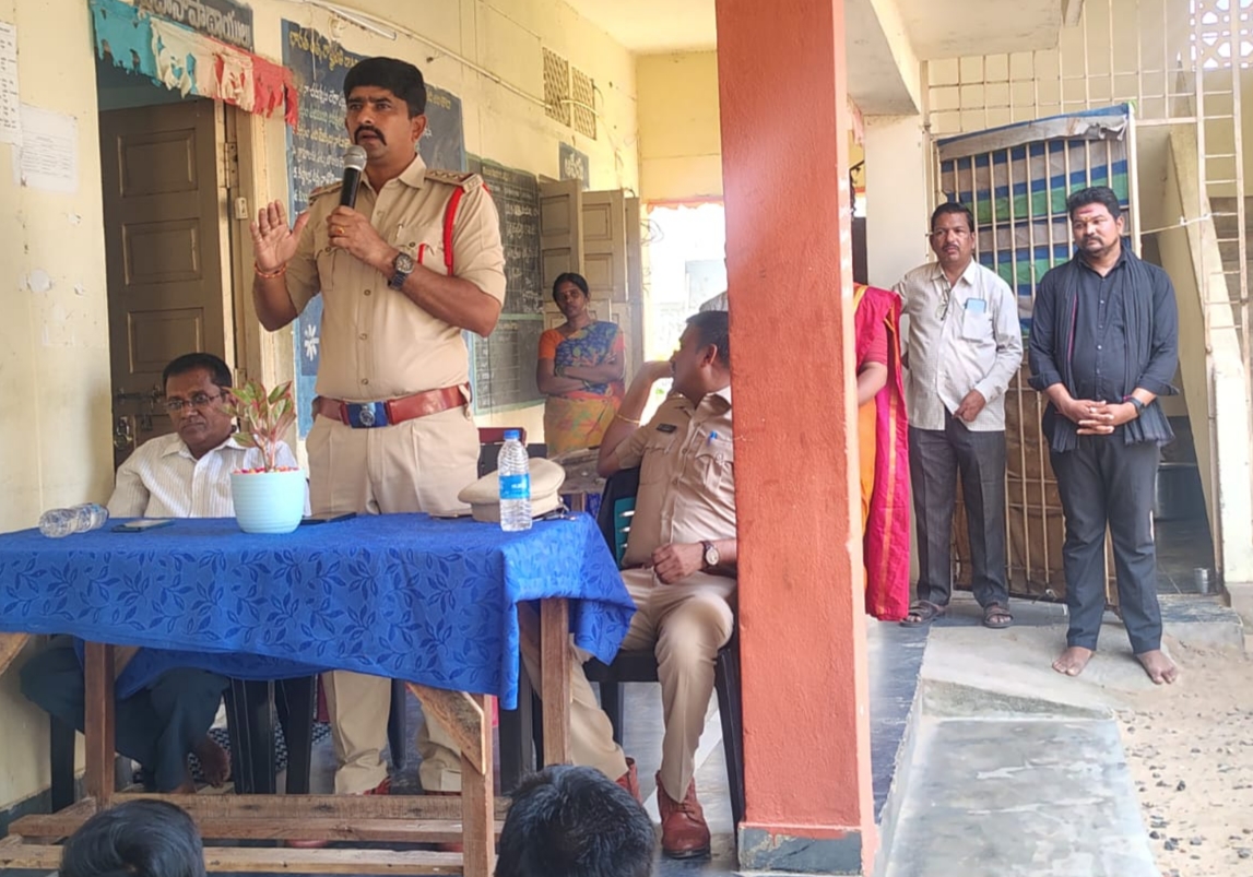 The Desk…Kaikaluru : సైబర్ నేరాలు, ఫోక్సో, ర్యాగింగ్ పట్ల విద్యార్థులకు కైకలూరు టౌన్ పోలీసులు అవగాహన సదస్సు