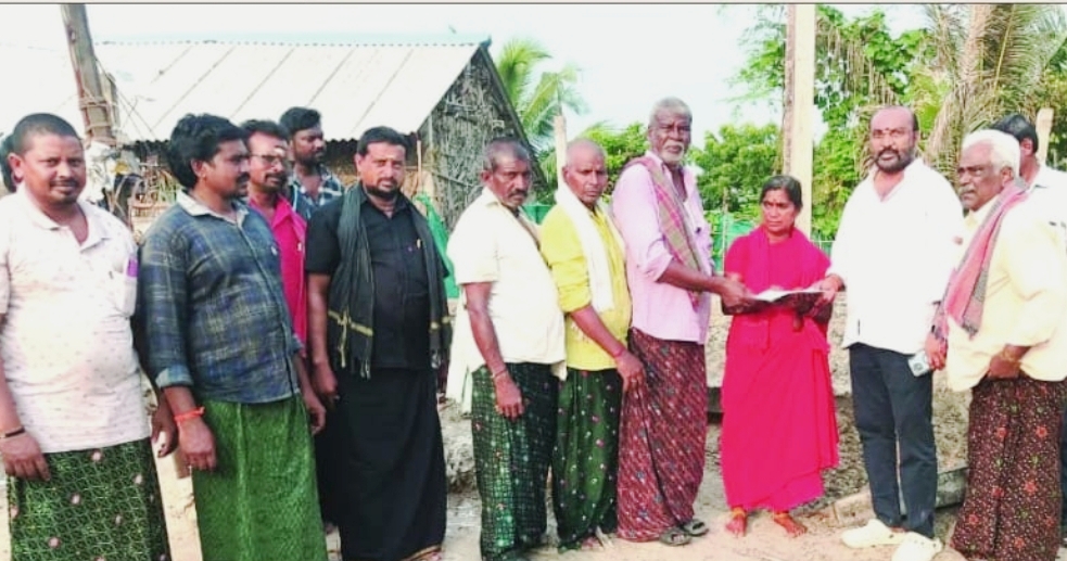 The Desk…Kaikaluru : అగ్ని ప్రమాద బాధిత కుటుంబానికి “BSR” సాయం