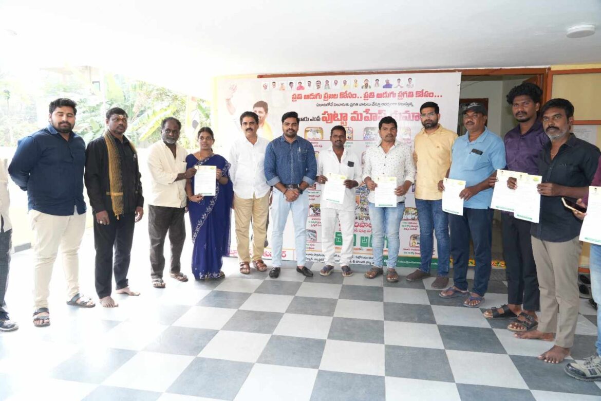 The Desk…Eluru : ఎంపీ కార్యాలయంలో లబ్ధిదారులకు CMRF చెక్కుల పంపిణీ