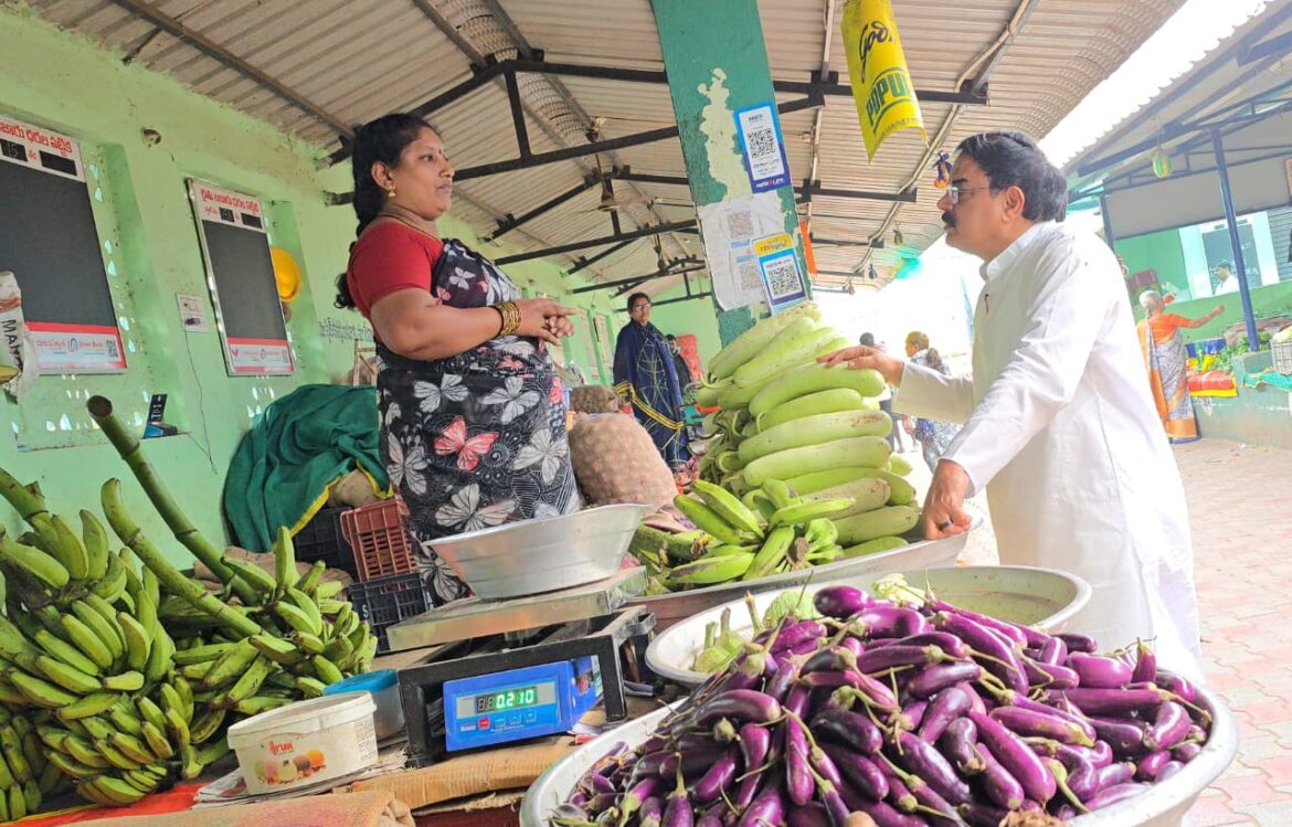 The Desk…Vijayawada : విజయవాడ రైతు బజార్‌ను తనిఖీ చేసిన మంత్రి నాదెండ్ల మనోహర్.. కూరగాయల ధరలపై ఆరా తీసిన మంత్రి..