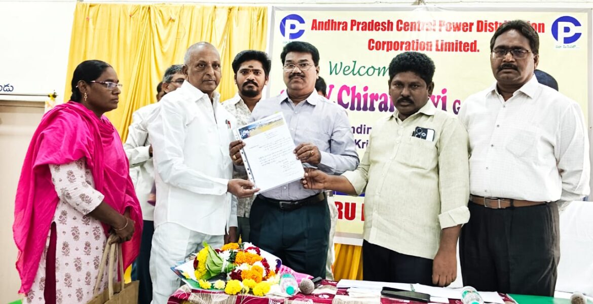 The Desk…Vuyyuru : ఎలక్ట్రికల్ సూపరింటెండెంట్ ను సత్కరించిన జంపాన