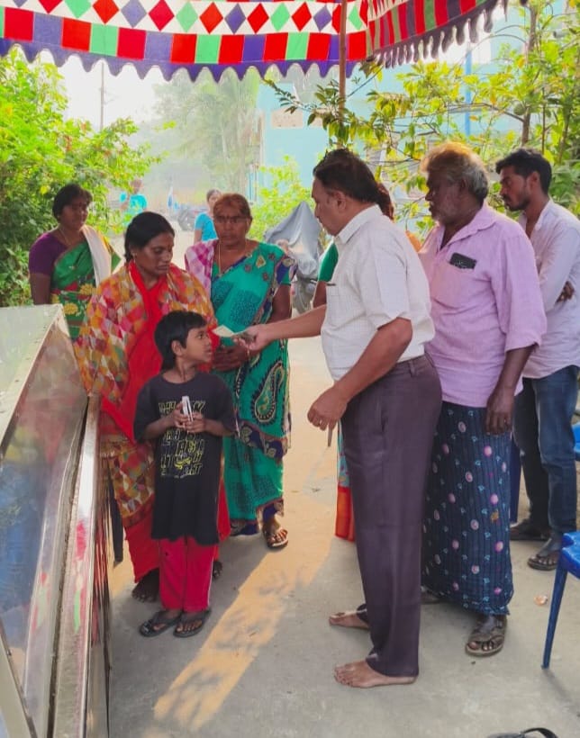 The Desk…Mudinepalli : అంత్యక్రియల నిమిత్తం 5000/-వేల రూపాయలు ఆర్థిక సాయం అందించిన అంబుల వైష్ణవి డాక్టర్ మనోజ్