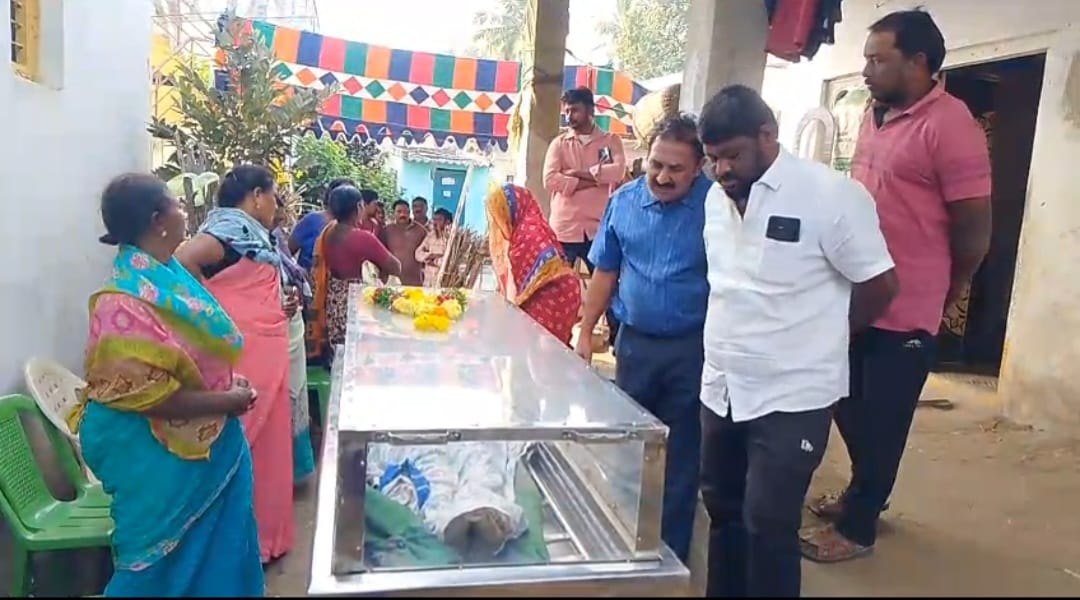 The Desk…Mudinepalli : మృతుని కుటుంబానికి ఆర్థిక సాయం అందించిన అంబుల వైష్ణవి