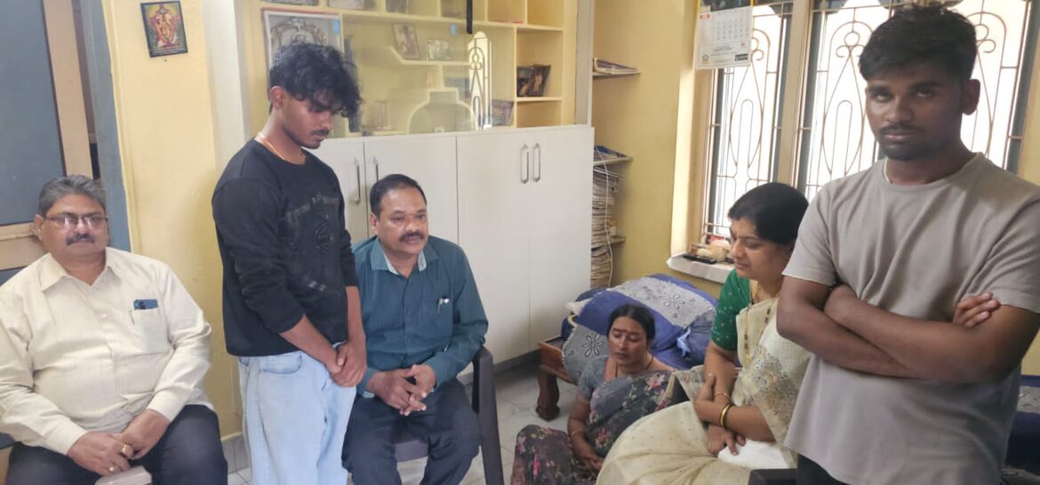 The Desk…Eluru : కొమ్మూరి నగేష్ కుటుంబాన్ని పరామర్శించిన ఏపీడీ శ్రీనివాస విశ్వనాధ్