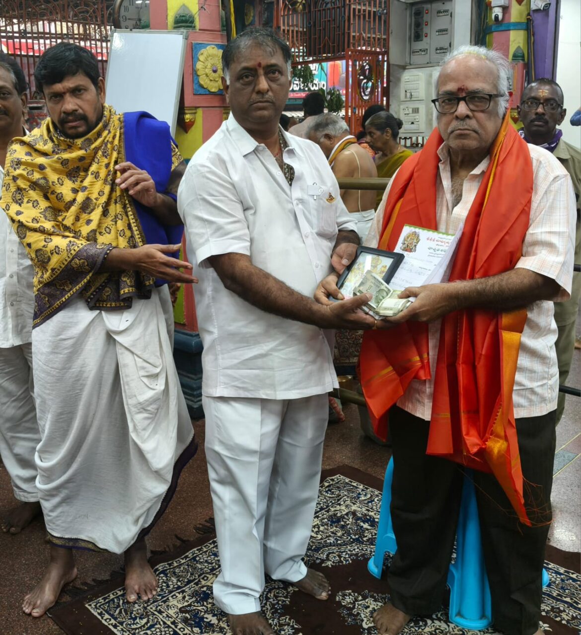 The Desk… Bhimavaram : అన్నదాన ప్రసాద వితరణ పధకానికి విరాళమిచ్చిన భీమవరం దంపతులు