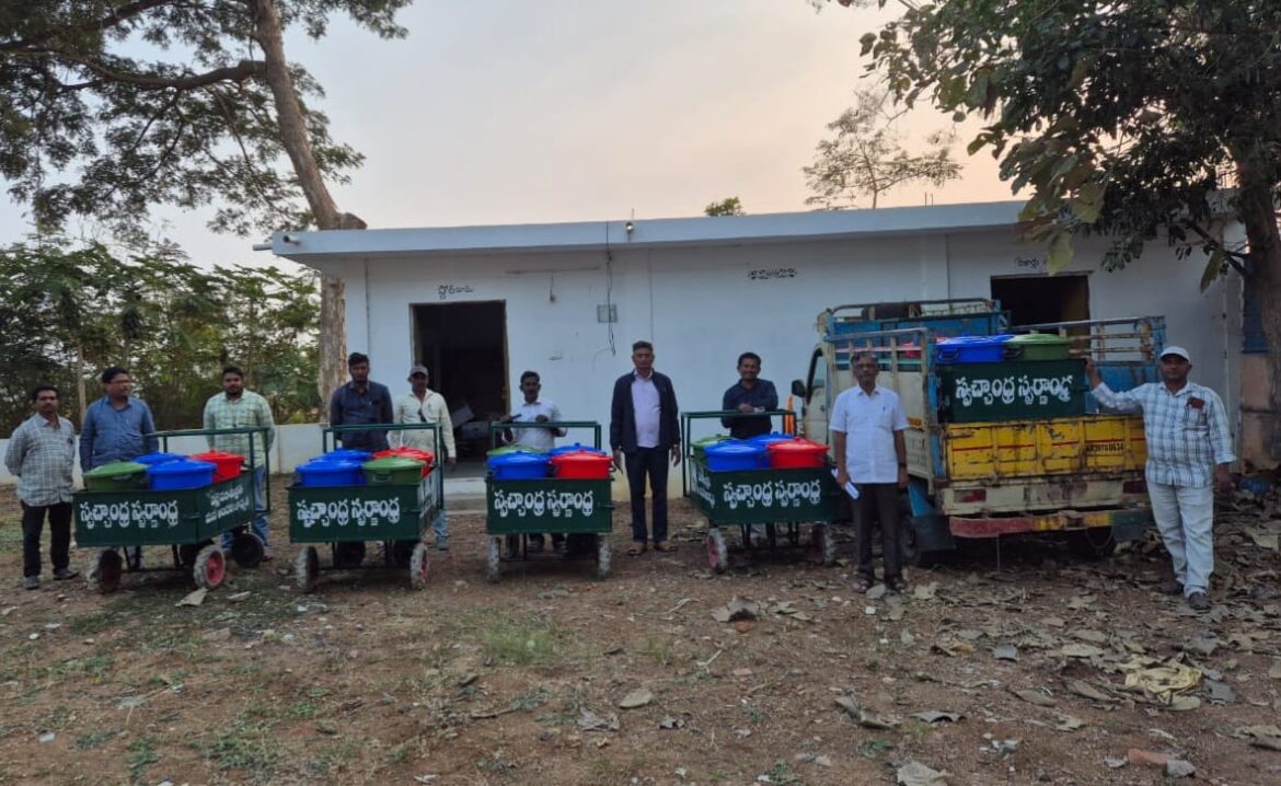 The Desk… Vunguturu : పారిశుధ్యం నిమిత్తం ఐదు పుష్ కార్డ్స్ పంపిణీ.