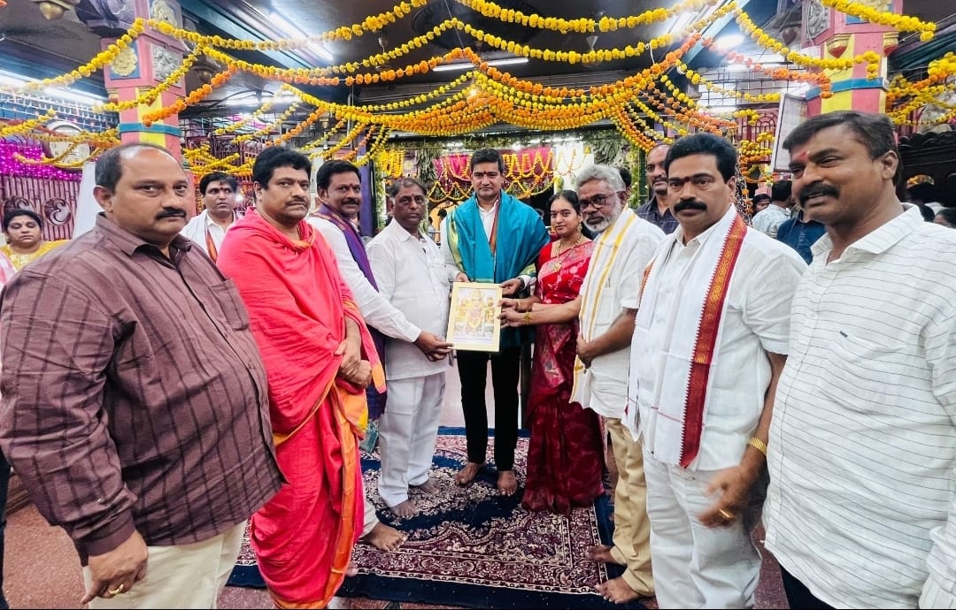 The Desk… Bhimavaram : మావుళ్లమ్మ దేవస్థానంలో మంత్రి కొండపల్లి శ్రీనివాస్ దంపతులు