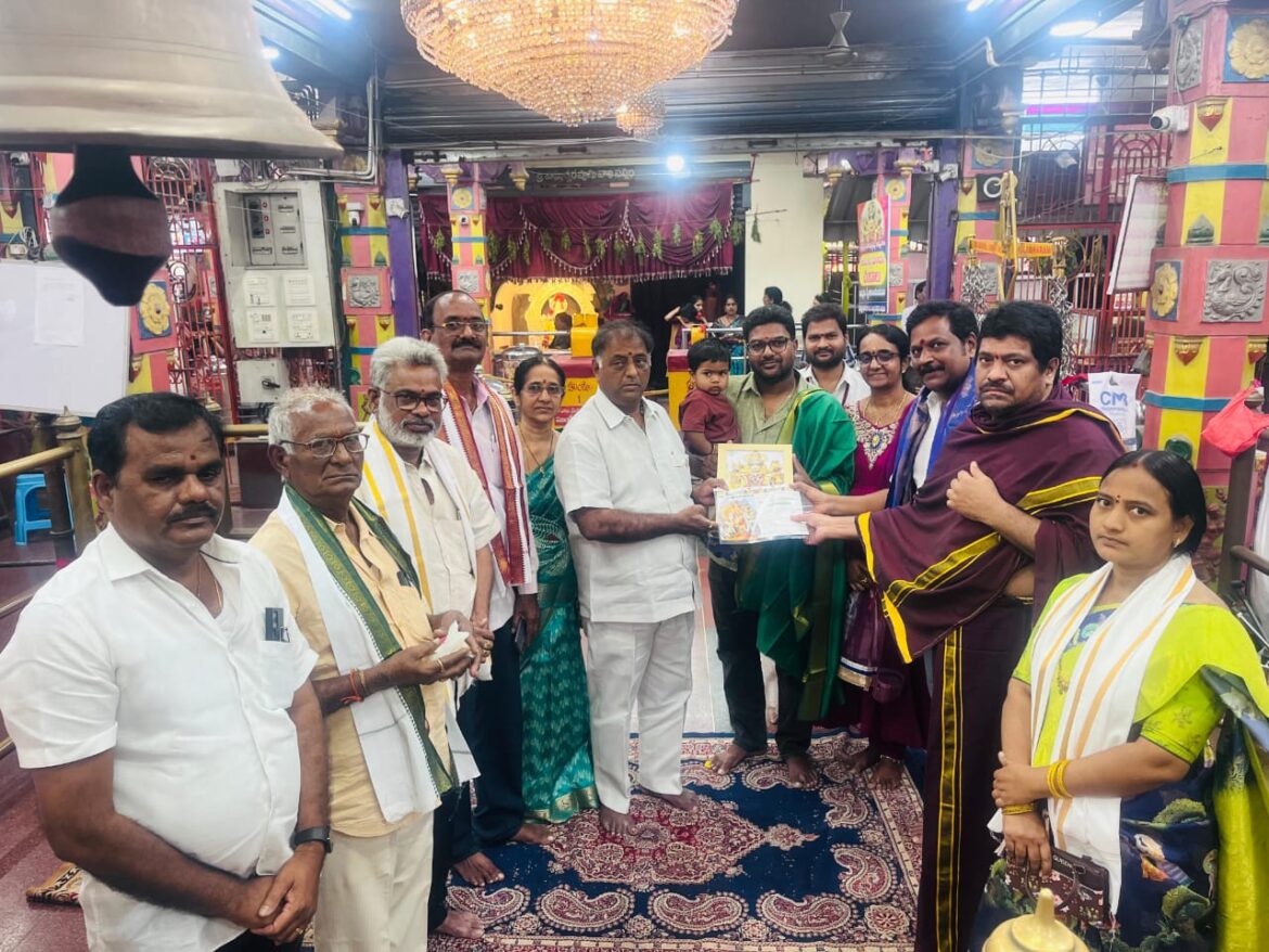 The Desk … Bhimavaram : స్వర్ణ వస్త్ర నిధికి కాసు బంగారం విరాళ మిచ్చిన వేగేశ్న దంపతులు