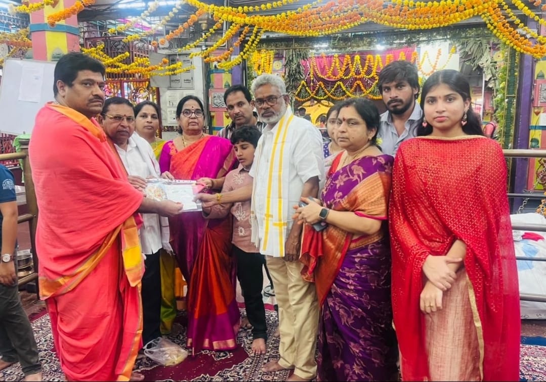 The Desk …Bhimavaram : స్వర్ణ వస్త్ర నిధికి “కాసు బంగారం” విరాళమిచ్చిన తోట సూర్యార్జున రావు దంపతులు