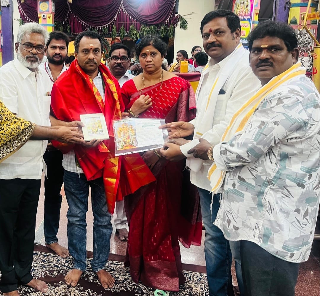 The Desk … Bhimavaram : శ్రీ మావుళ్ళమ్మ స్వర్ణవస్త్ర నిధికి కాసు బంగారం విరాళం