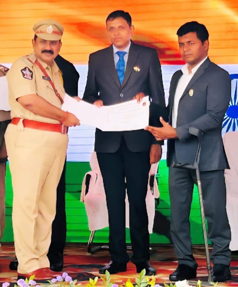 The Desk … Mangalagiri : కమాండేషన్ సర్టిఫికెట్ అందుకున్న ఎక్సైజ్ సిఐ మద్దాల శ్రీనివాస్