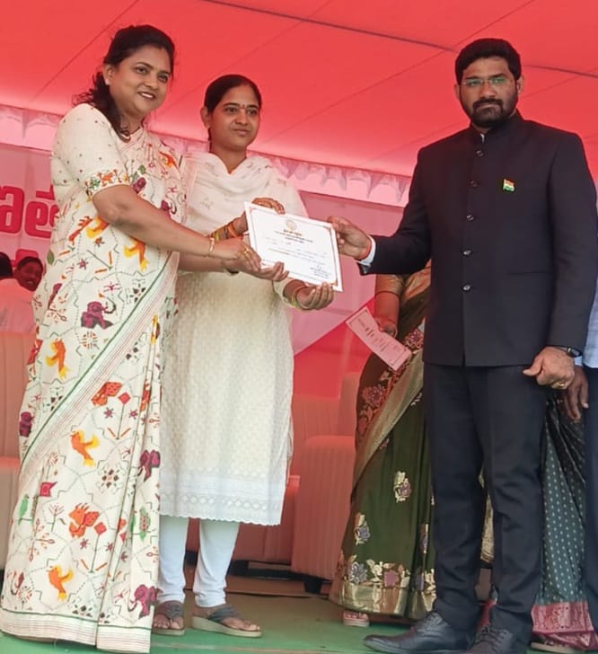 The Desk …Pedamiram : కలెక్టర్ చేతుల మీదుగా అవార్డు అందుకున్న పెద అమిరం సెక్రటరీ నాగేంద్ర