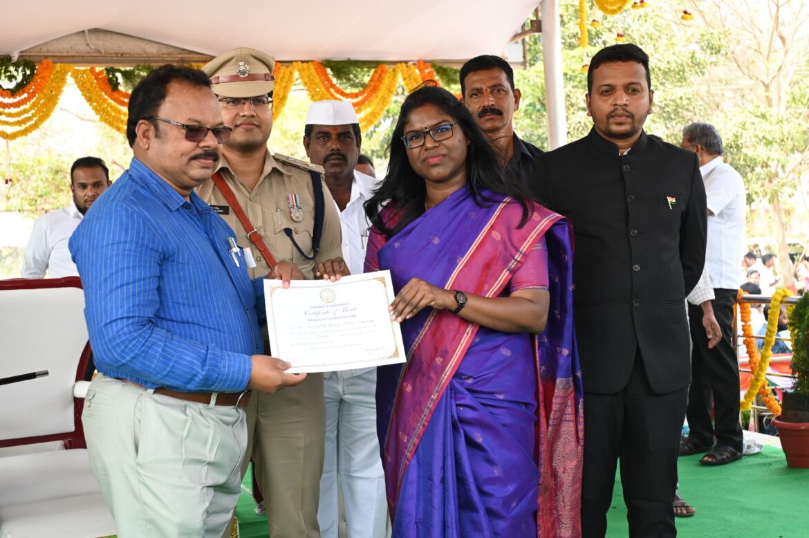 The Desk … Eluru : 9వ సారి బెస్ట్ ఎంపీడీవో అవార్డు అందుకున్న GR మనోజ్