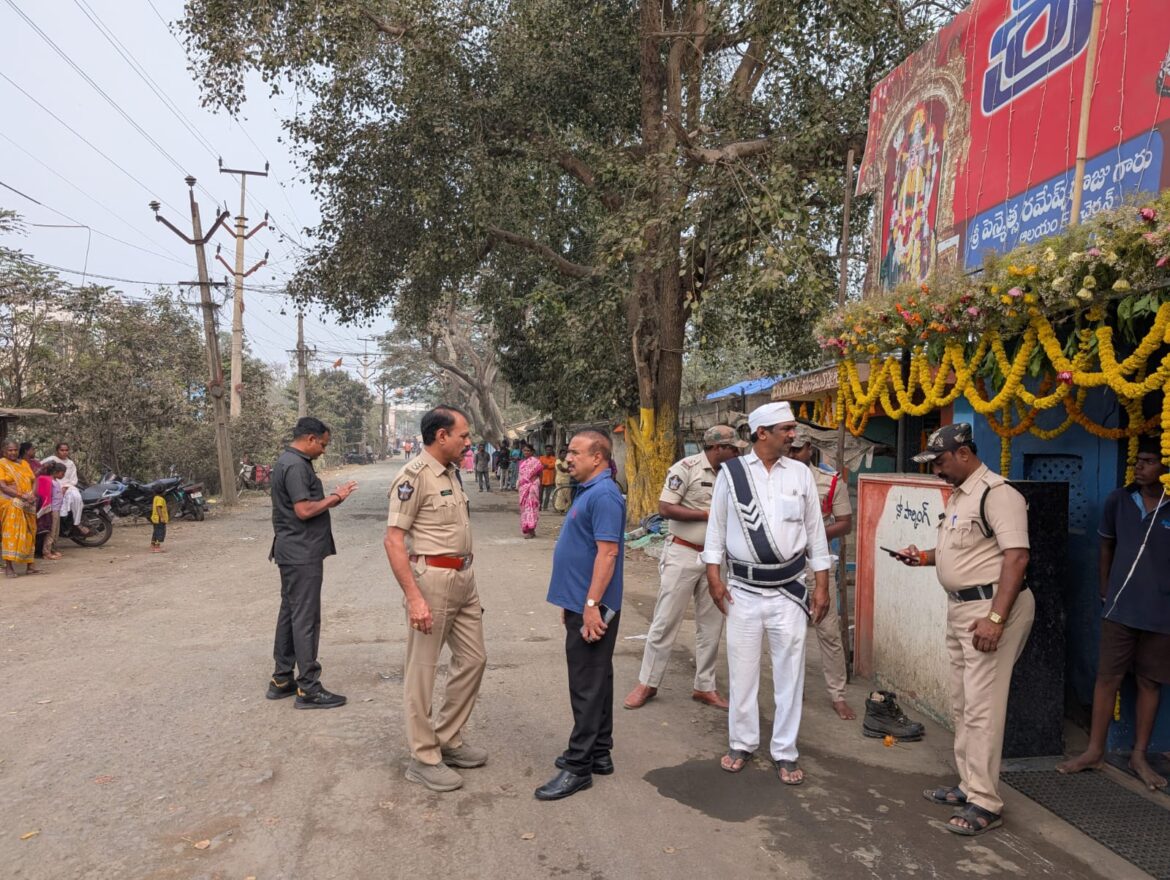 The Desk … Bhimavaram : ఆక్రమణలను తొలగించిన మున్సిపల్ శాఖ అధికారులు