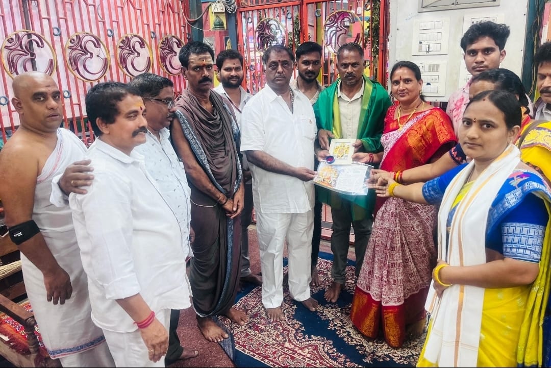 The Desk… Bhimavaram : స్వర్ణ వస్త్రo నిధికి – తిరుమలశెట్టి దంపతులు 11 గ్రాముల బంగారం విరాళం