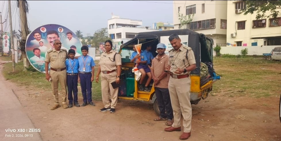 The Desk … Rajamahendravaram : స్కూల్ ఆటోలపై ఆర్‌టీఏ అధికారుల కొరడా
