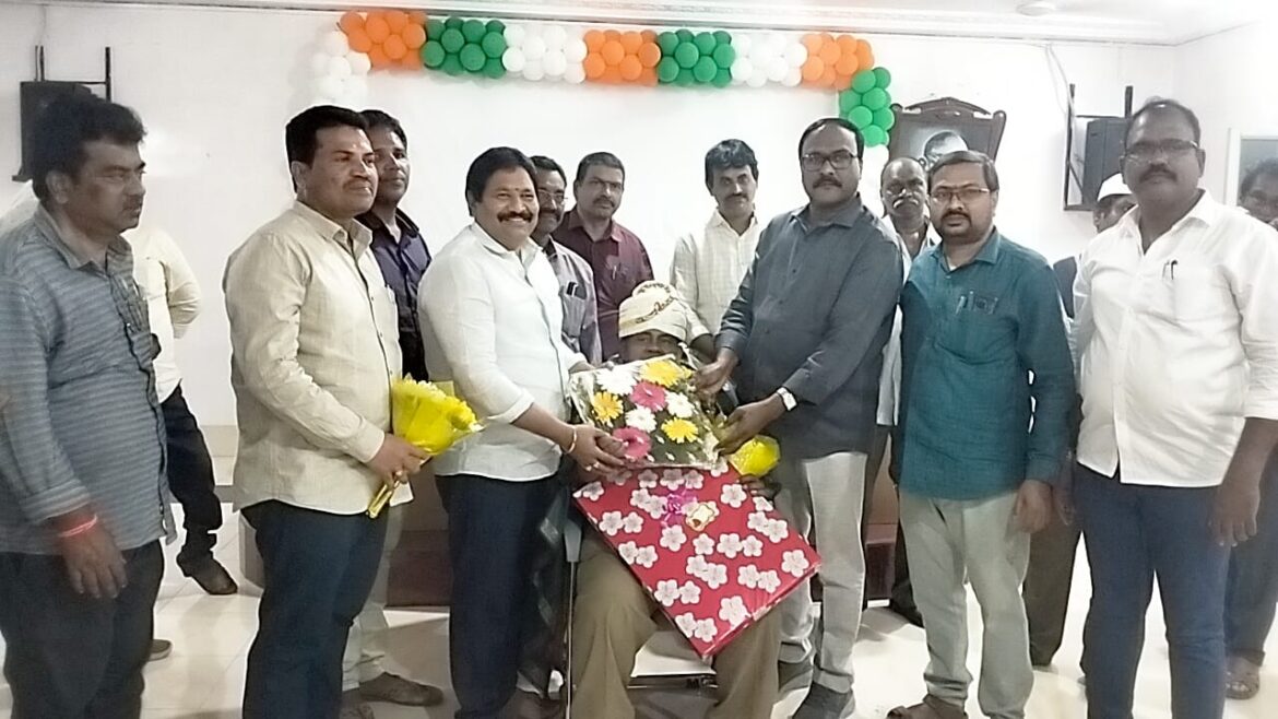 The Desk … Tadepalligudem : మెడికల్ హెల్త్ ఆఫీసర్ రాజు మరియు అసిస్టెంట్ స్టాటిస్టికల్ ఆఫీసర్ సురేష్ బదిలీ వేడుక