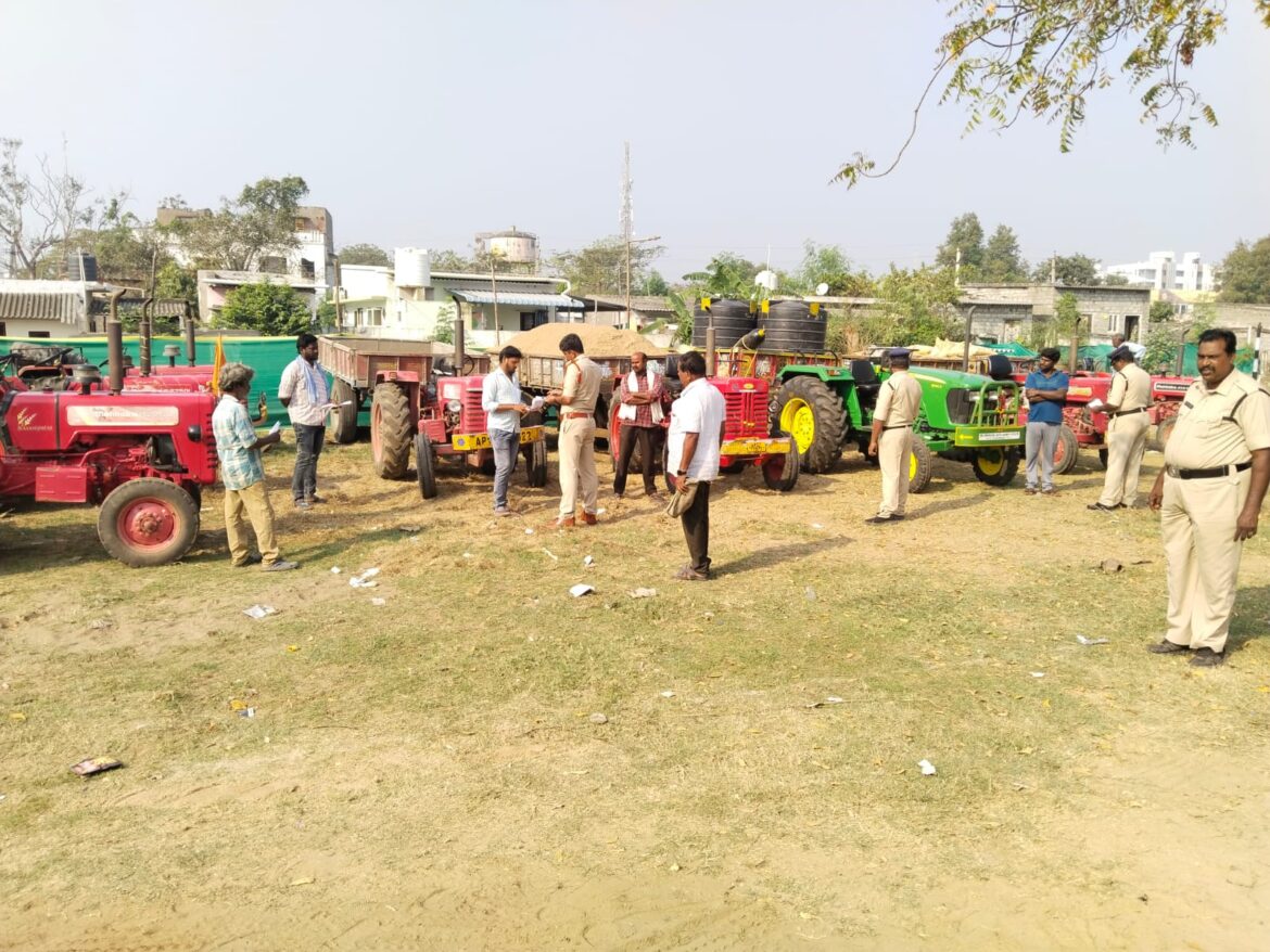 The Desk… Kaikaluru : కైకలూరు లో ట్రాక్టర్లపై ప్రత్యేక తనిఖీలు.. సరైన పత్రాలు లేకుంటే కఠిన చర్యలు తప్పవని పోలీసులు హెచ్చరిక