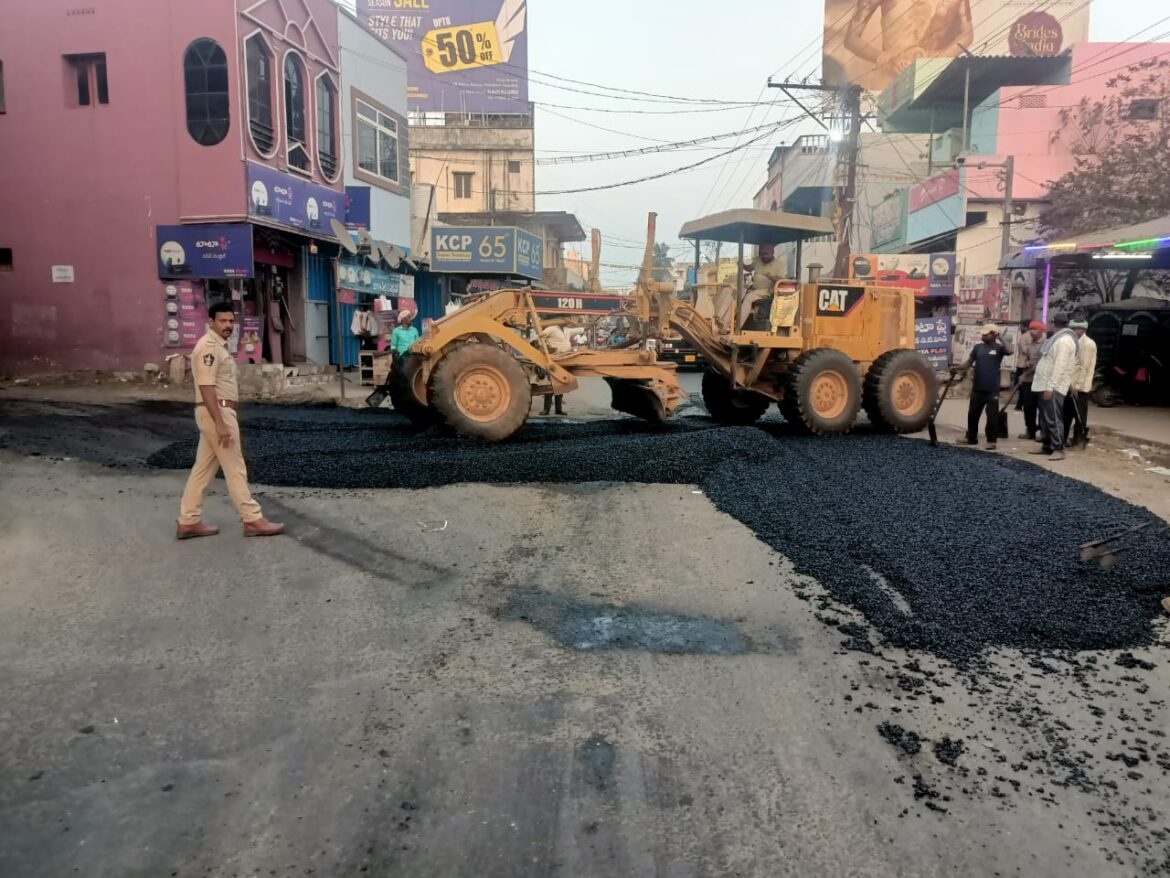 The Desk…Kaikaluru : ప్రమాదాల నివారణకు పోలీసుల చర్యలు – కైకలూరులో రహదారికి మరమ్మతులు