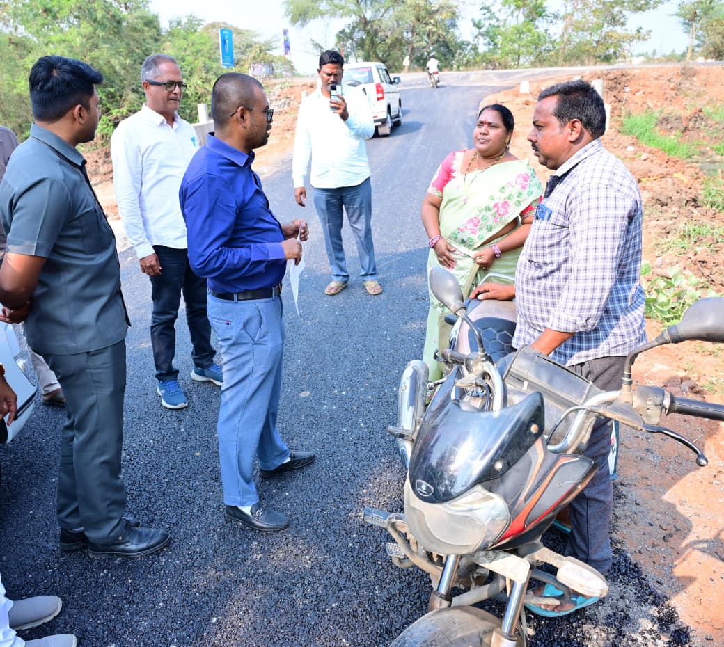 The Desk … Machilipatnam : రహదారుల నాణ్యతపై జిల్లా కలెక్టర్ బాలాజీ ప్రజా స్పందన పట్ల ఆరా