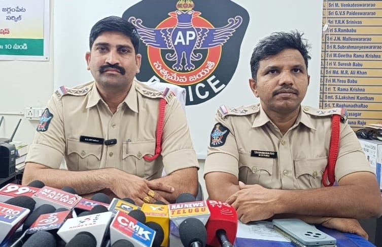 The Desk …Jaggampet : 11 నెలల చిన్నారితో తండ్రి ఆత్మహత్యాయత్నం…కేసు నమోదు చేసి, దర్యాప్తు చేస్తున్న సిఐ సూర్య అప్పారావు