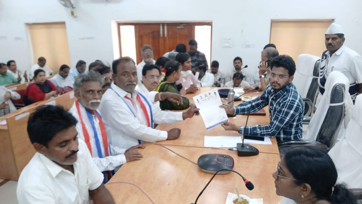 The Desk … Machilipatnam : దాతల నిధులతో నిర్మించిన విశ్రాంతి భవనాలు ప్రజలకు అందుబాటులోకి తేవాలి : జాయింట్ కలెక్టర్‌కు బి.సి సంఘం వినతి