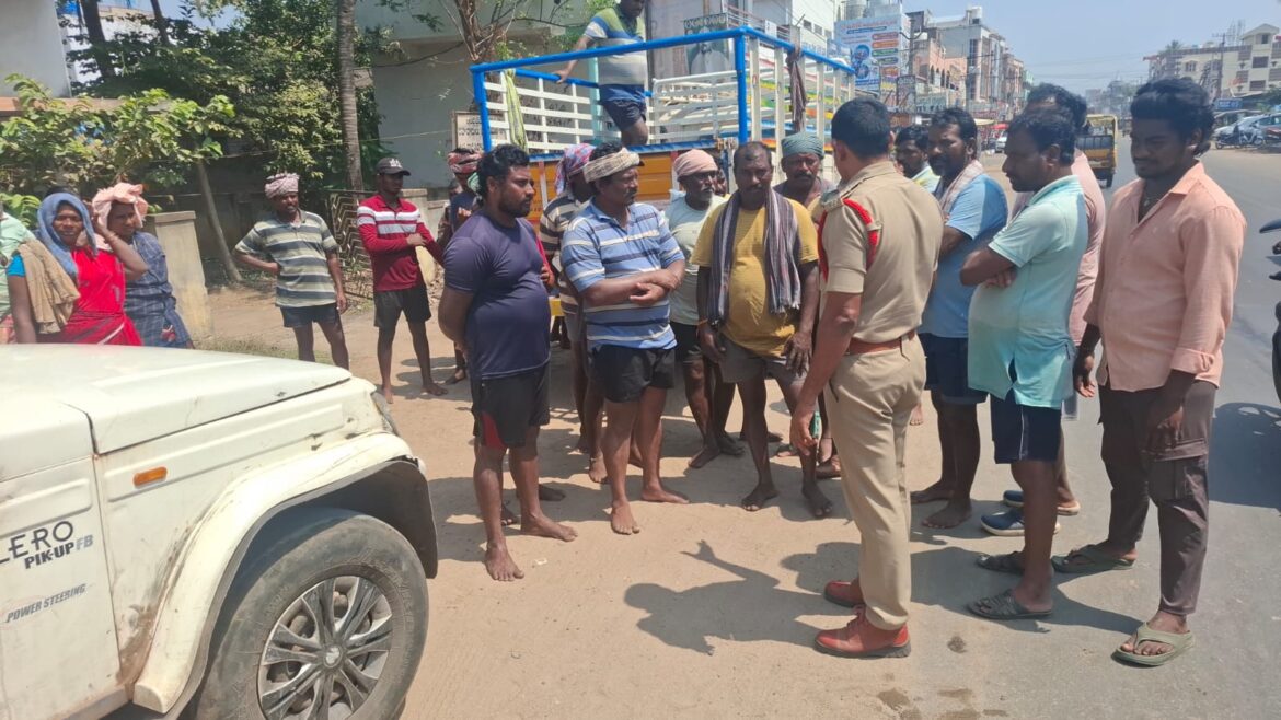 The Desk…Kaikaluru : గూడ్స్ వాహనాల్లో ప్రయాణికులను తరలిస్తే కేసులు నమోదు చేస్తాం : కైకలూరు టౌన్ ఇన్స్పెక్టర్ రామకృష్ణ హెచ్చరిక