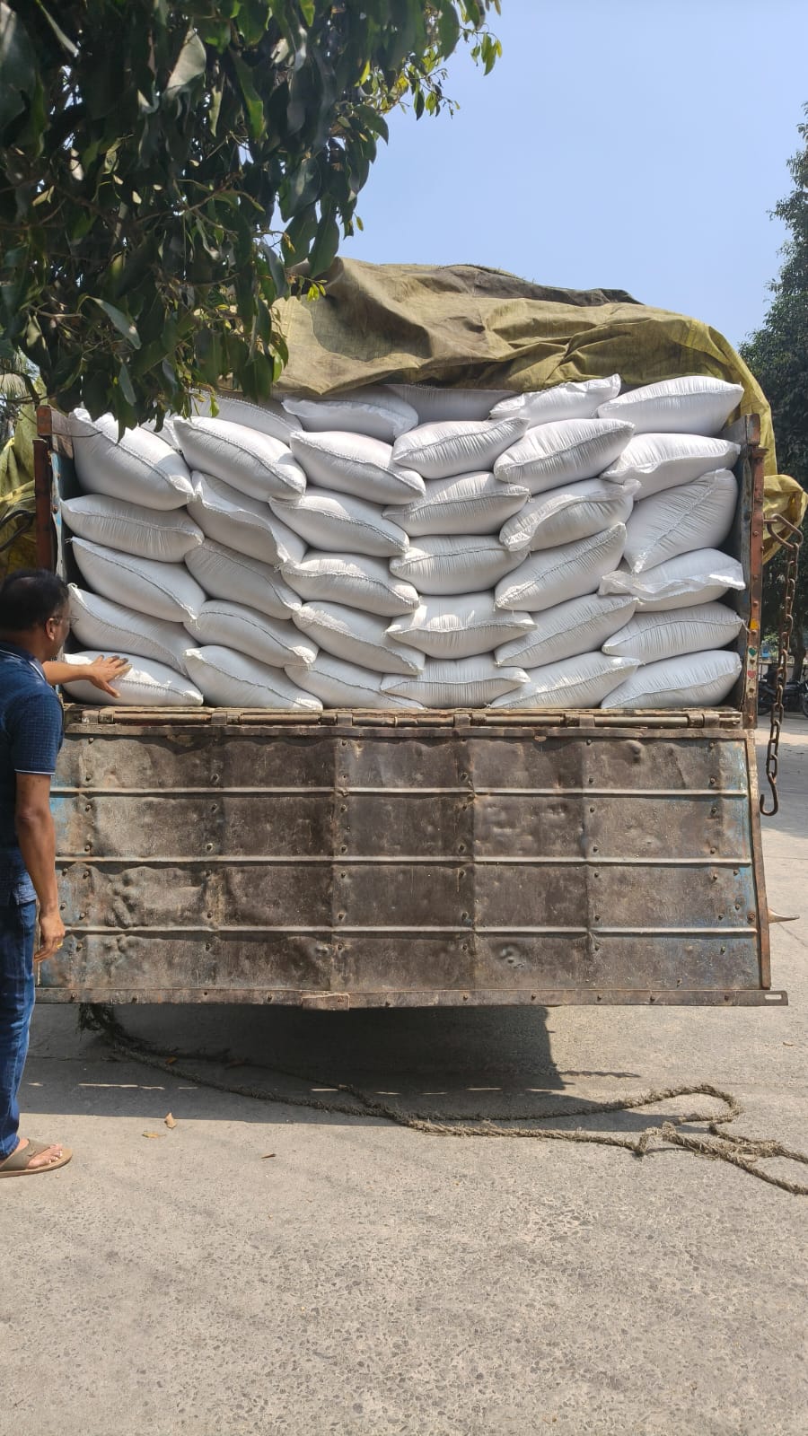 The Desk …Penugonda : అక్రమ పీడీఎస్ బియ్యం రవాణా భగ్నం…670 బస్తాల బియ్యంతో లారీ స్వాధీనం… డ్రైవర్‌పై కేసు