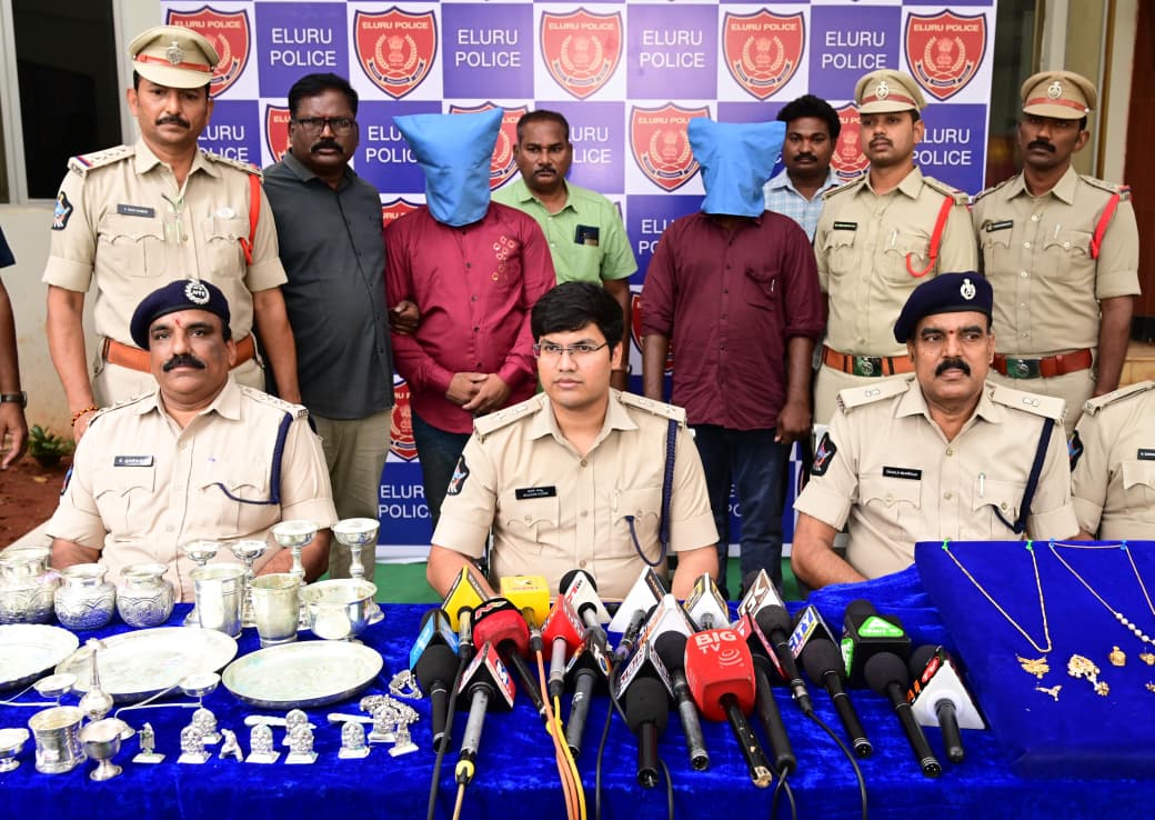 The Desk … Mudinepalli : తాళాలు వేసిన ఇళ్లలో చోరీలకు పాల్పడిన ఇద్దరు అరెస్ట్.. రూ. 45 లక్షల విలువైన బంగారం, వెండి వస్తువులు స్వాధీనం